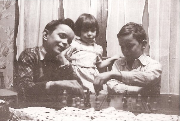 Donald Ellyn and David playing chess